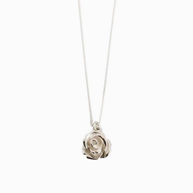 Zilveren roosjes ketting. #zilverenketting #roosjesketting #handgemaakteketting #handgemaaktesieraden #corinarietveld #roosje #silvernecklace #rosenecklace #handmadenecklace #girlboss ift.tt/2Q5RhMP
