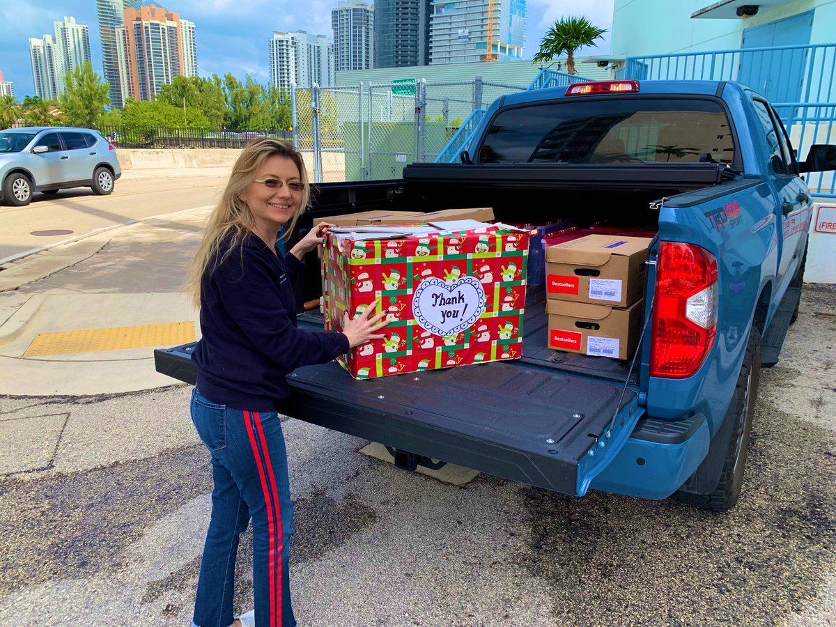 SvechinLarisa's tweet photo. Thank you @NBEBears Dr. Cukierkorn for sharing your students with me. 🥰 &amp; congrats to your #millionWord reader. #MerryChristmas2019 https://t.co/UaKwhqCEwc