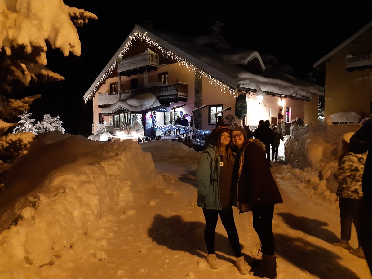 TKSSKI2's tweet photo. The village is looking super festive with the extra snowfall as we wander down for karaoke and awards... https://t.co/r3gSLBnkBC