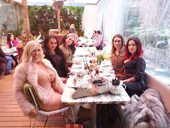 London Christmas tea party with these sexy bad girls 😈 @more_milf @Ava_Austen @MissJadeWinter @AdreenaMistress<a href="/tag/doubletrouble"class="tags"><span>#doubletrouble</span></a>
