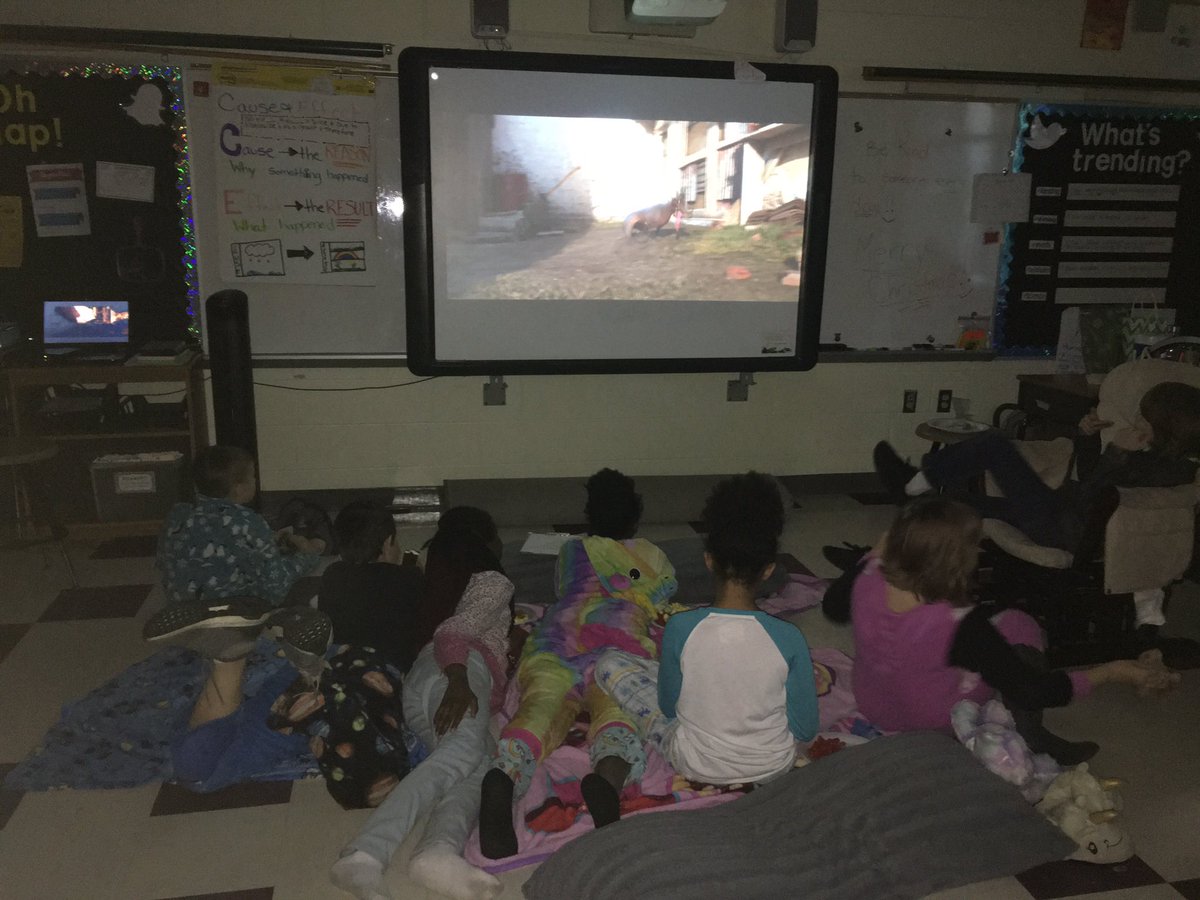 Mrs_Copenhaver's tweet photo. Just 1 more hour until winter break ❄️☃️❤️ https://t.co/NguVXnKKnC
