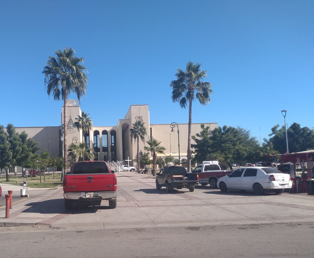 ComoHmo's tweet photo. Habiendo estacionamiento pero no... Carros agarrando estacionamiento particular arriba de la plaza Emiliano de Zubeldía @SoledadDurazo @Carlos__Maas @soteloveme https://t.co/tmEPE8XLmD
