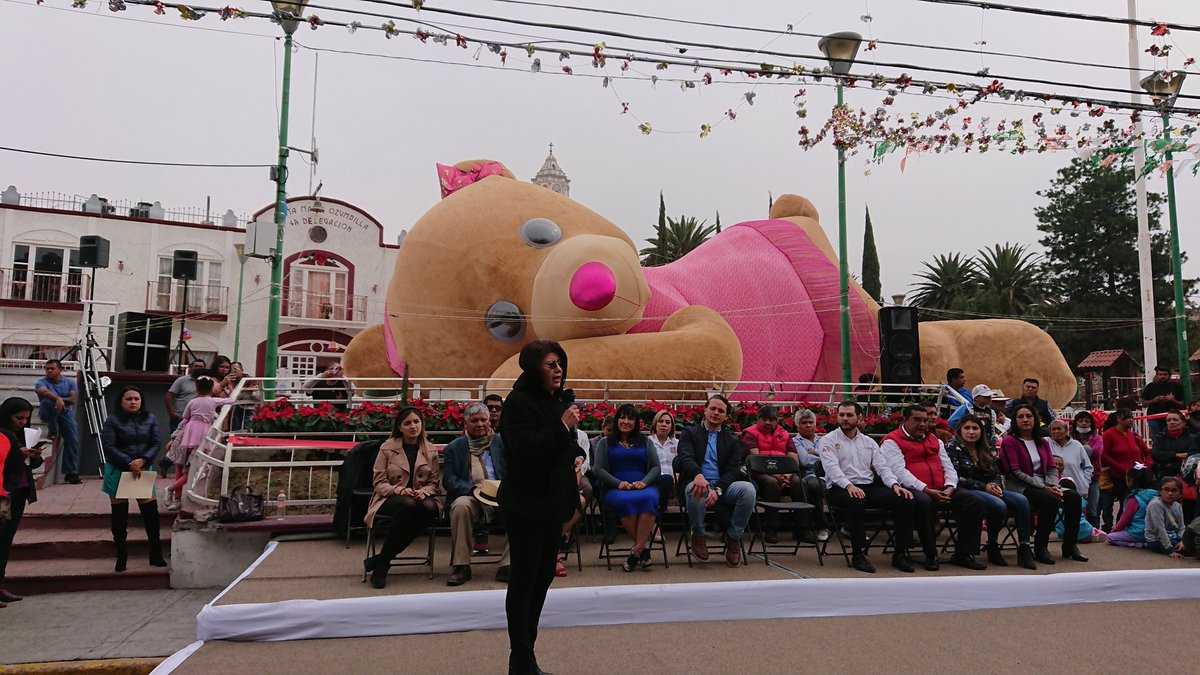 Presentan en <a href="/AytoTecamac/">@AyuntamientoTecámac 2019-2021</a> el Oso de Peluche Más Grande del Mundo "Xonita" pesa 10 toneladas ganador #RecordGuinnes <a href="/RecordGuinness/">GuinnessRecord</a> <a href="/Mariela_Gtz18/">Mariela Gutiérrez</a> Apoya a empresarios del Municipio y las Artesanías  #Mexiquenses #Edomex #Tecamac #Navidad #fiestasdecembrinas #BuenViernes