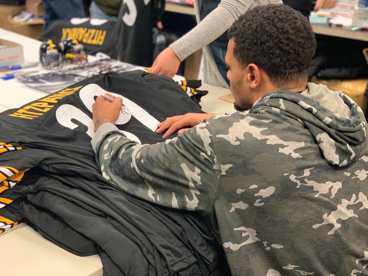 TotalSportsEnt's tweet photo. TSE 21 Days of Giveaways: Day #21 

Retweet this tweet AND follow us for a chance to win this autographed @minkfitz_21 jersey!

We'll pick a winner tomorrow morning at 9:00 AM!

Good luck! https://t.co/DycPfHOIsp