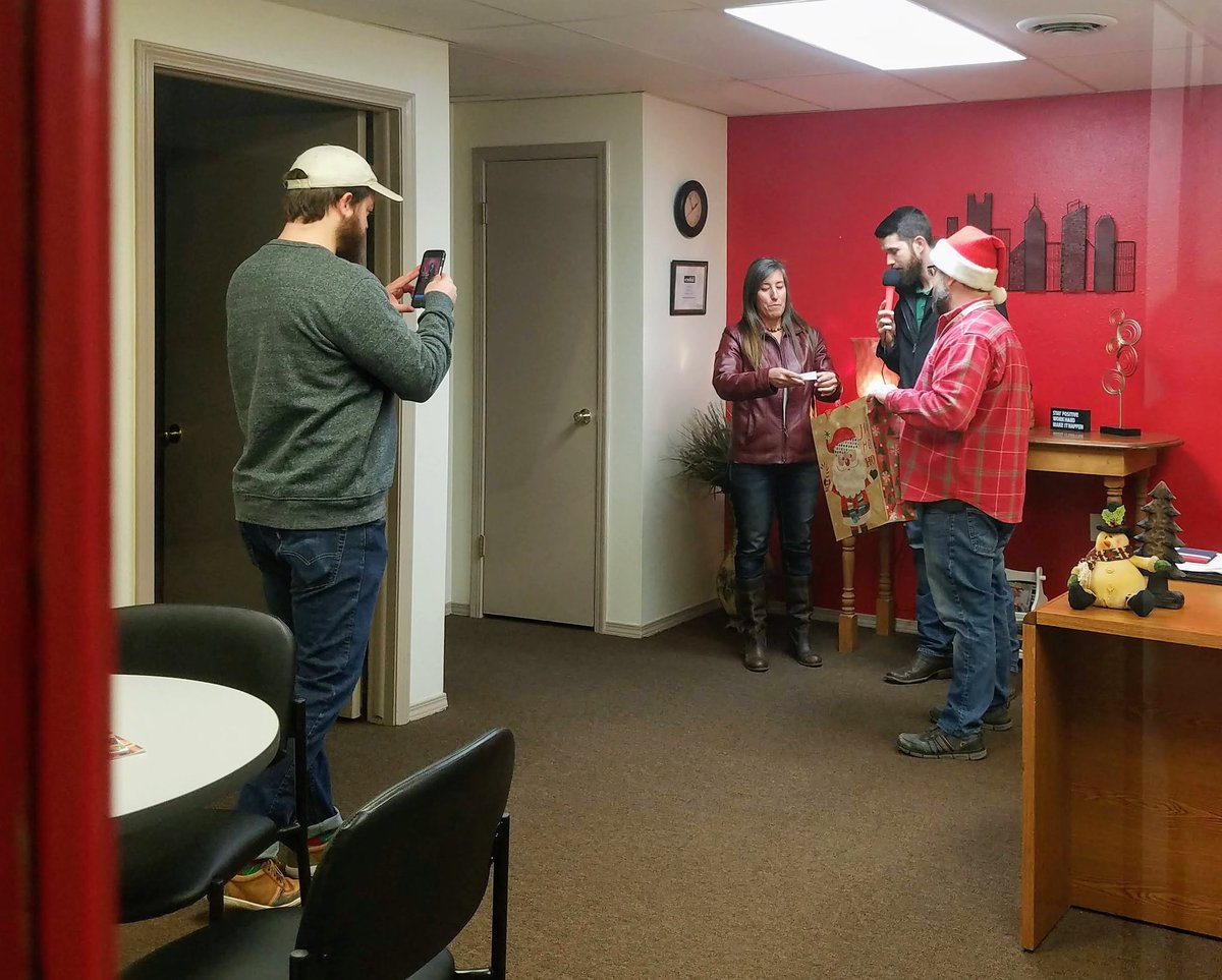 OKSheriG's tweet image. Behind the scenes of @TahlequahTDP #ShopTahlequah drawing with K-9 Acres.