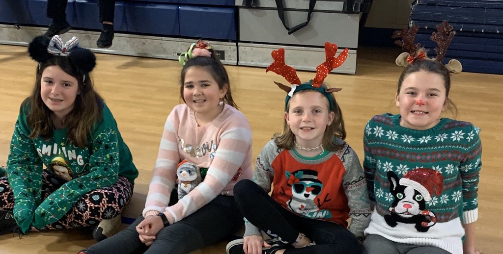 Oak_MPS's tweet photo. All school sing-along! Happy Holidays! https://t.co/albEDDIFpS
