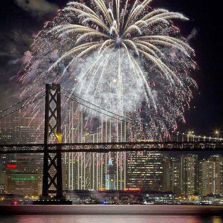 pyrospectacular's tweet photo. Stunning fireworks photo from Pyro Spectaculars New Years' Eve 2017 Spectacular! #flashbackfiday #nye display in #SanFrancisco https://t.co/J3JVIKXMXg