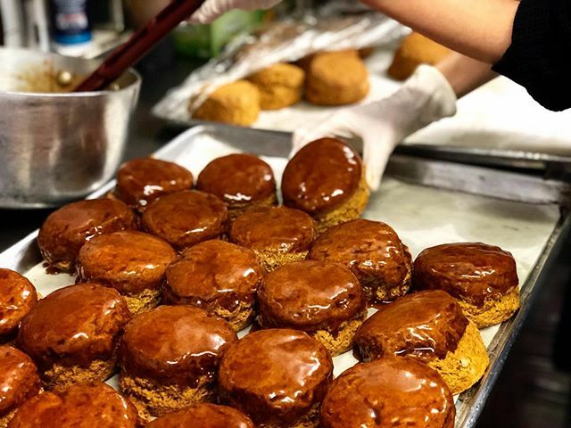 Pumpkin Caramel Glaze Scones✨ come on in this weekend and be that awesome person at the holiday party that brings Alice’s scones !!! #alicesteacup #yummy #nyceats #newyork #holiday #bakery #scones #teatime #brunch #nycbrunch ift.tt/35LFUjU