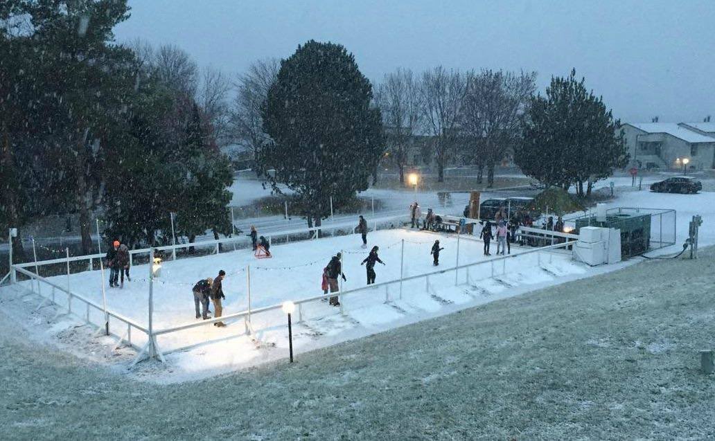 visitlakechelan's tweet photo. Winterfest + @WapatoPntResort go together hand in hand! There’s still time to book your room for the festivities. Ice skating before heading to #LCWinterfest sure seems like the way to do it, how about you? https://t.co/wey8U4e23u