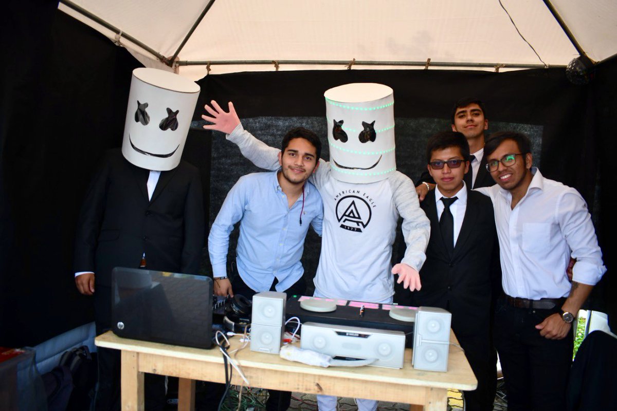 upsalesianaec's tweet photo. 🤖👹🤡🎆 #BurningBots evento en el que la comunidad universitaria sede #Cuenca une la tecnología, creatividad y tradición, en el concurso de #AñosViejos divididos en cinco categorías: #Tecnológico #NoTecnológico #Disfraces #Sainete. #SoyUPS 💛💙 https://t.co/QqZfQRAHDk