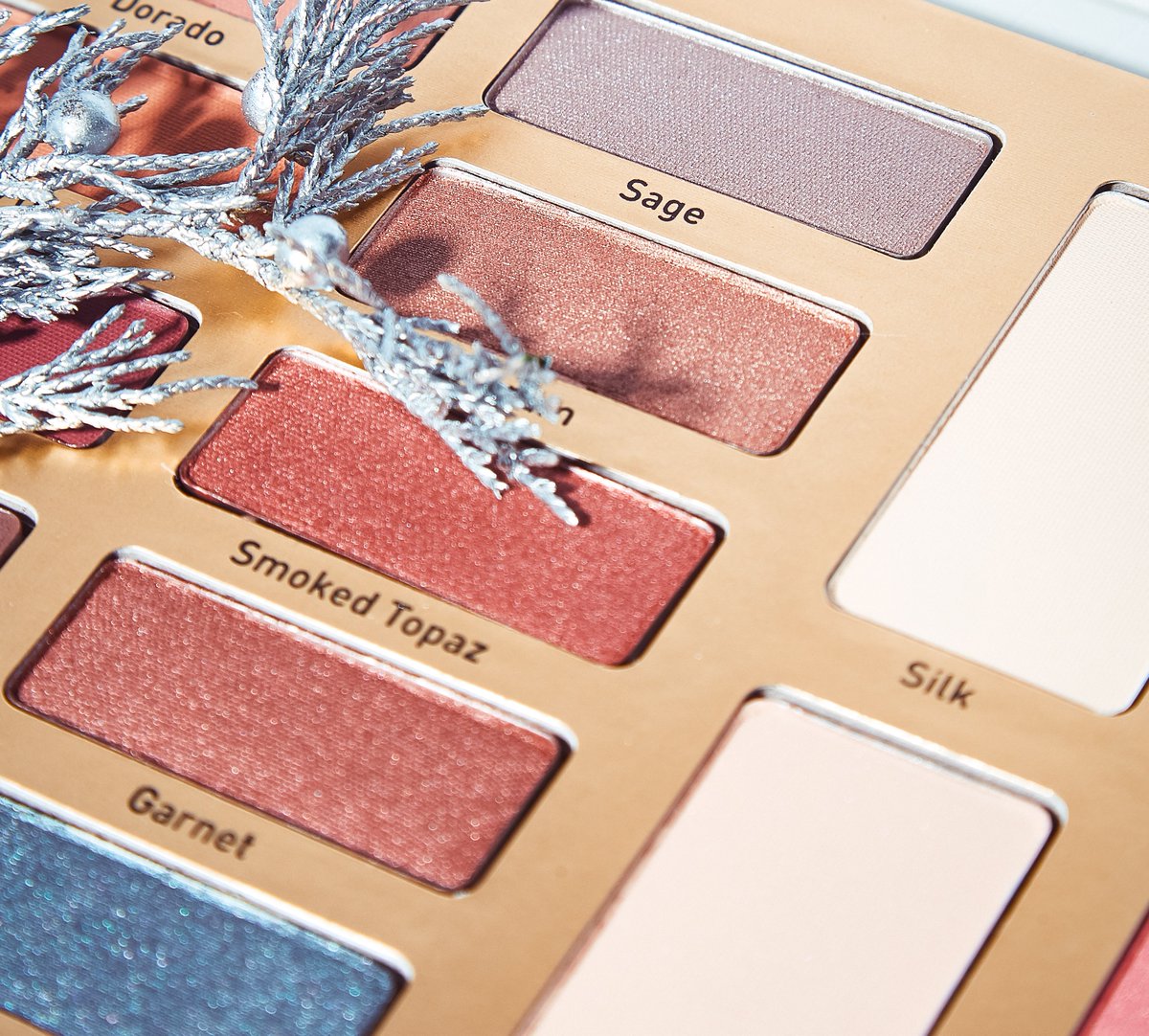 CrystalHeartsCo's tweet photo. Get glammed up with our Deja vu palette for this #holiday #party ! 
__
#Crystalheartscosmetics #shopcrystalhearts #cosmetics #makeup #ilovemakeup #eyelash #lipstick #mattelip #lipgloss #eyeshadow #shadowkit #eyeliner #base #bblogger #beauty https://t.co/iyml7yJtuJ