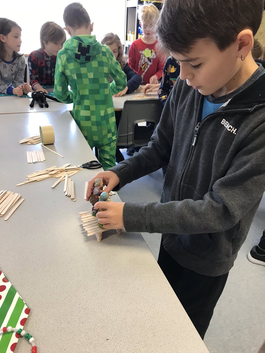 Un avant midi de STEM/salle d’évasion! Beaucoup de collaboration et de créativité avant 2 semaines de vacance! <a href="/smbmerrickville/">SMB</a> <a href="/MmeHannah1/">Mme Hannah</a> <a href="/LoriMcBelanger/">Lori</a> @JulieTerpstra <a href="/mylene_bigras/">Mylène Bigras</a> <a href="/Isaarcenciel/">Isabelle Paquette</a>