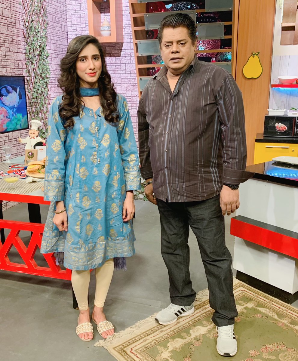 OfficialMahoor's tweet photo. On the set of Aaj Entertainment with the host 🙂.
#ShukarAlhumdulillah #16December2019
#AajKaTarka #AajEntertainment #Cookingshow #ChefGulzar
#NationalChampion #MahoorShahzad
#PakistanInternationalSeries2019🥇🥈
#NationalGames2019🥇🥇🥈 https://t.co/mwDGZ2VXYw