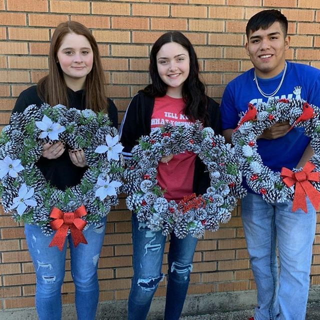 Floral design students sharing their holiday designs. ift.tt/2sS6gSo