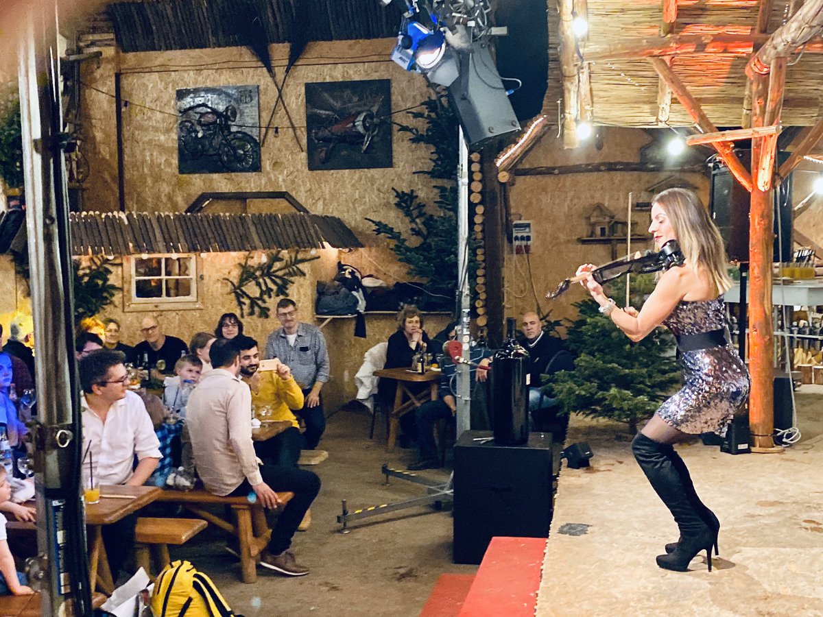 danielaGcom's tweet photo. 2NITE ★ XMAS BUSINESS-PARTY ★ GÖPPINGEN.GER 🎼🎻 🎄✨🥳
#danielagviolin #danielagcom #xmas #xmasparty #businessevent #uhlandhofxmastreefarm #uhlandhof https://t.co/cjwCjYhN3k