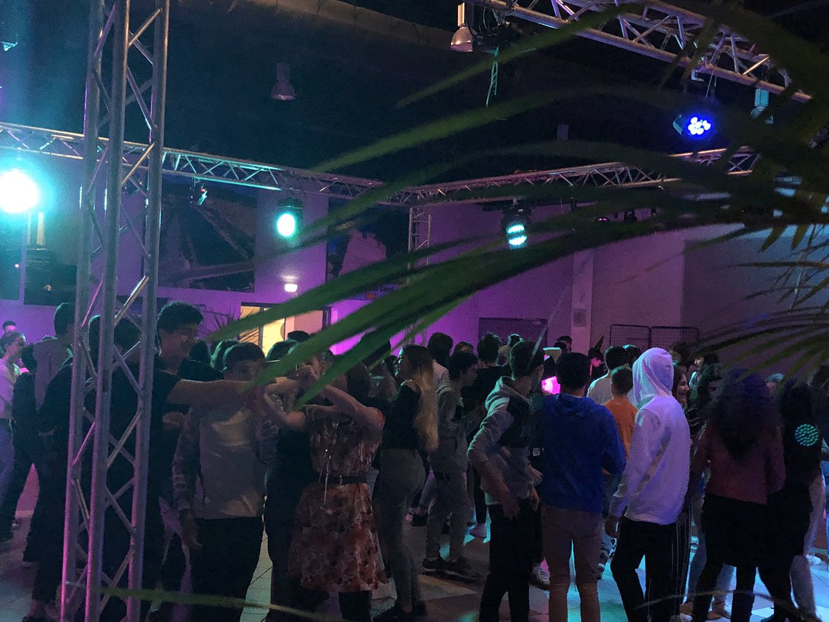VilledAles's tweet photo. On fête le début des #vacances de #Noël à l’Espace Alès-Cazot 🥳 grâce à la #YoungNight, la soirée pour les 12/15 ans organisée par le #ForumJeunes de la Ville d’#Alès 💃🏻🕺🏻 https://t.co/fmUkXEhCGS