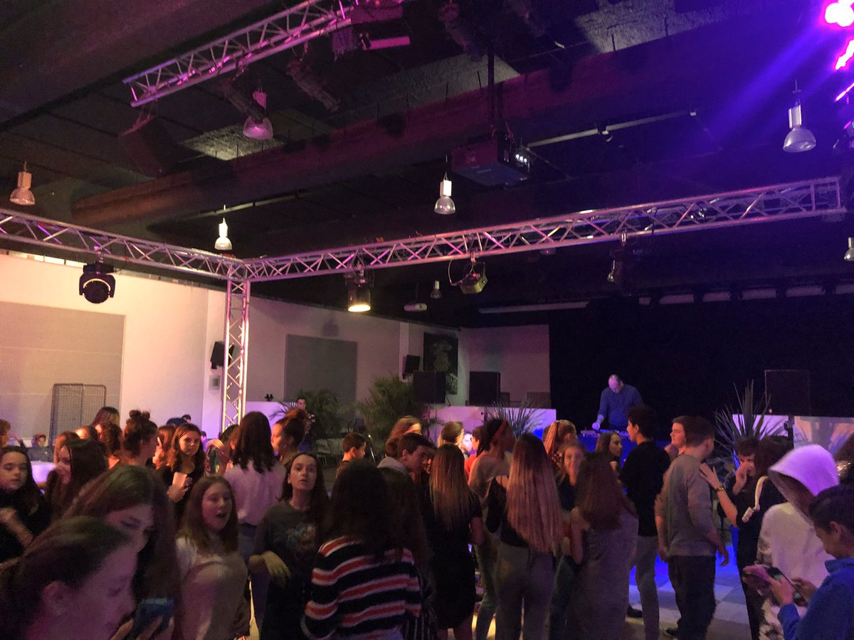 VilledAles's tweet photo. On fête le début des #vacances de #Noël à l’Espace Alès-Cazot 🥳 grâce à la #YoungNight, la soirée pour les 12/15 ans organisée par le #ForumJeunes de la Ville d’#Alès 💃🏻🕺🏻 https://t.co/fmUkXEhCGS
