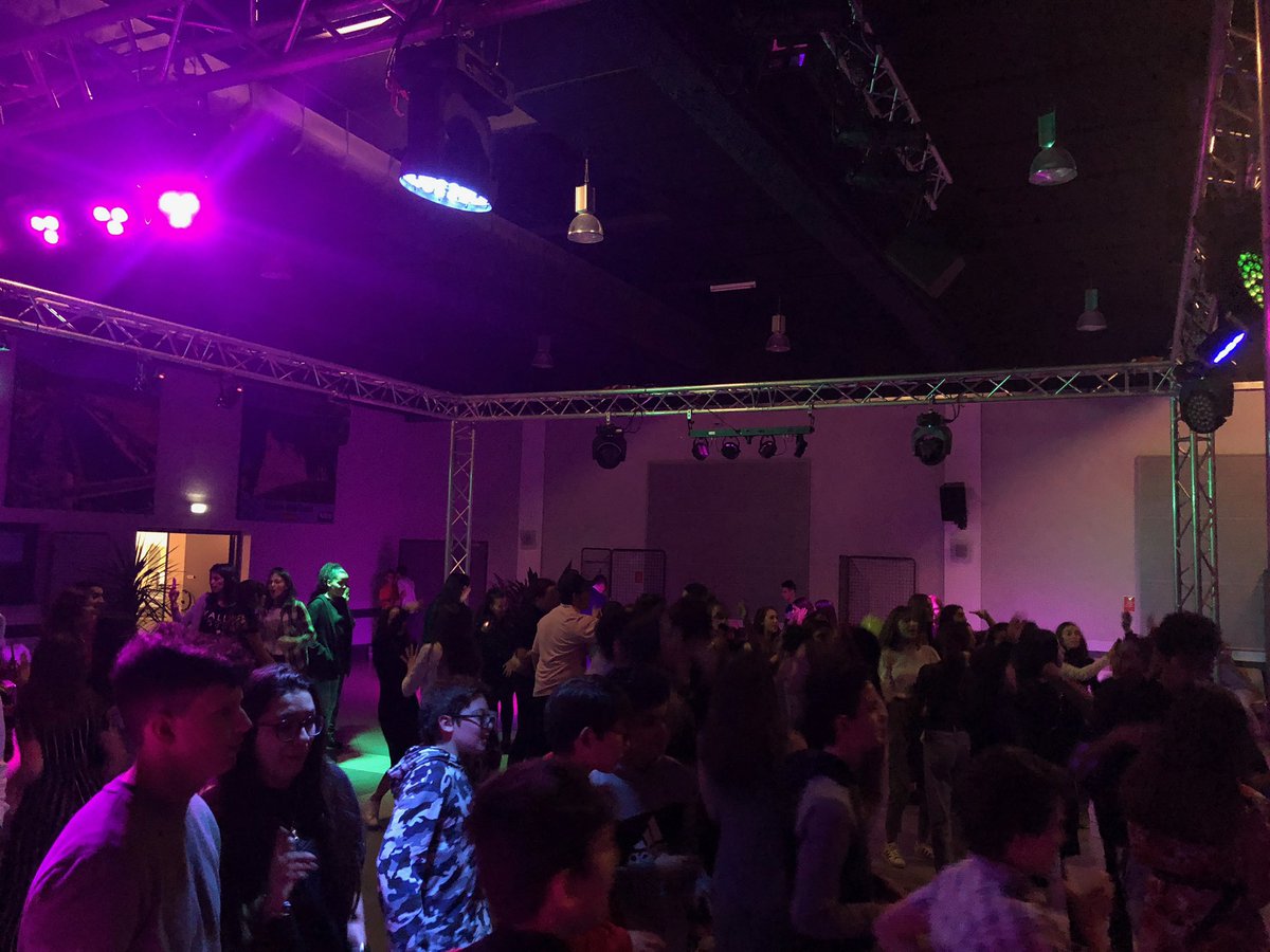 VilledAles's tweet photo. On fête le début des #vacances de #Noël à l’Espace Alès-Cazot 🥳 grâce à la #YoungNight, la soirée pour les 12/15 ans organisée par le #ForumJeunes de la Ville d’#Alès 💃🏻🕺🏻 https://t.co/fmUkXEhCGS