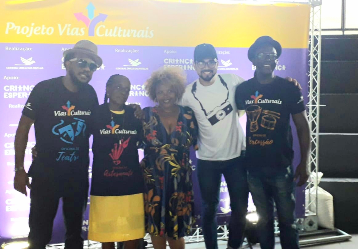 cufarj's tweet photo. Hoje a Cufa Rj formou diversos jovens nos cursos de Teatro, Percusão, Artesanato, Fotografia, Corte, Costura e Moda em sua Sede de Madureira, seguido de uma grande confraternização entre alunos, professores, coorenadores e amigos.  Feliz Natal e um ano de 2020 de paz. #CufaRio https://t.co/9A7nPmGeS1