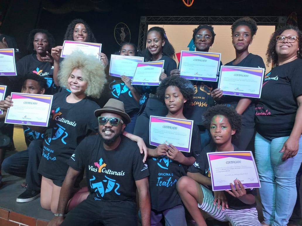 cufarj's tweet photo. Hoje a Cufa Rj formou diversos jovens nos cursos de Teatro, Percusão, Artesanato, Fotografia, Corte, Costura e Moda em sua Sede de Madureira, seguido de uma grande confraternização entre alunos, professores, coorenadores e amigos.  Feliz Natal e um ano de 2020 de paz. #CufaRio https://t.co/9A7nPmGeS1