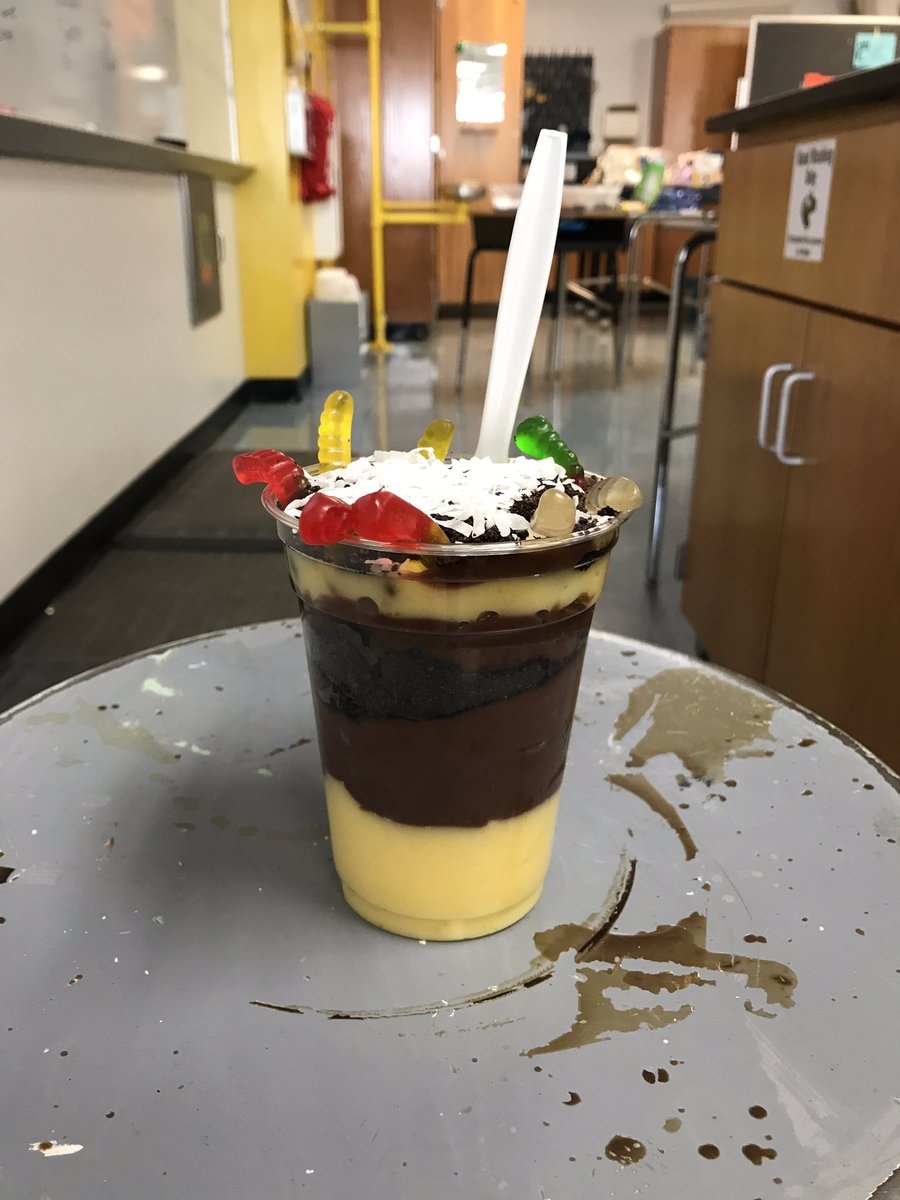 Mrs. Fairbank’s APES classes spent their last day before the holiday break mining for cookies and creating edible soil profiles!! 🍪🤗 @jly223 @AACPS_SciGuy <a href="/Aacps_Science/">AACPS Office of Science</a> #AACPSAwesome