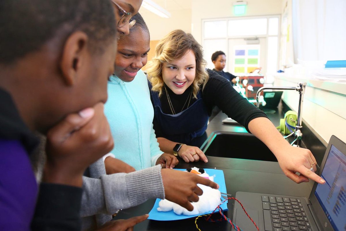 KIPPNO's tweet photo. It’s #STEMcember at #KIPPMorial! Science Coach Ms. Biermann is working with scholars as they build robots and learn how states of matter move! Scholars even moved robots through mazes by using advanced coding sequences. Go #KIPPsters! 🤖 https://t.co/n1Ejer9TSu