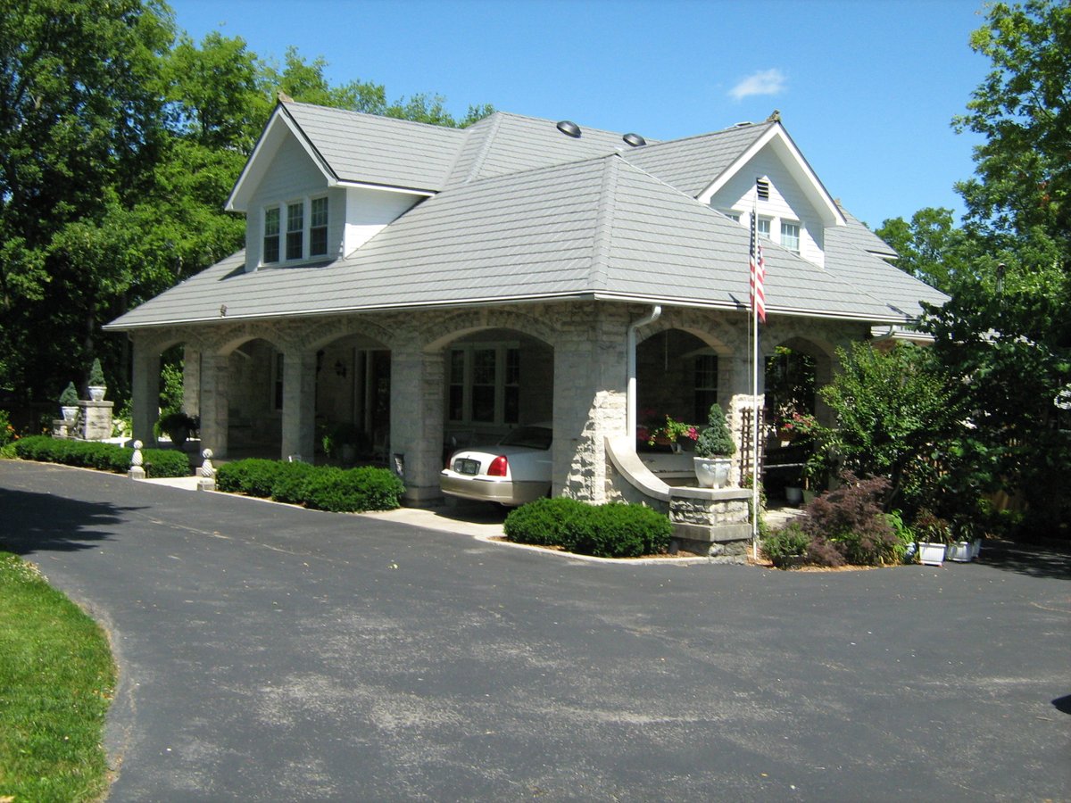 EDCOProducts's tweet photo. Our #InstallationoftheWeek comes from Madison, TN. The homeowners decided on EDCO steel for their re-roof and chose our ArrowLine Slate in solid Charcoalβa timeless choice that looks lovely with the home's stone exterior. Thanks to R.H. Callis & Son's for the great project! https://t.co/UBLrA8q2L6