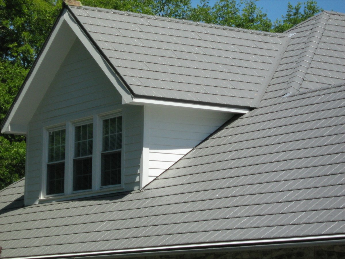EDCOProducts's tweet photo. Our #InstallationoftheWeek comes from Madison, TN. The homeowners decided on EDCO steel for their re-roof and chose our ArrowLine Slate in solid Charcoalβa timeless choice that looks lovely with the home's stone exterior. Thanks to R.H. Callis & Son's for the great project! https://t.co/UBLrA8q2L6