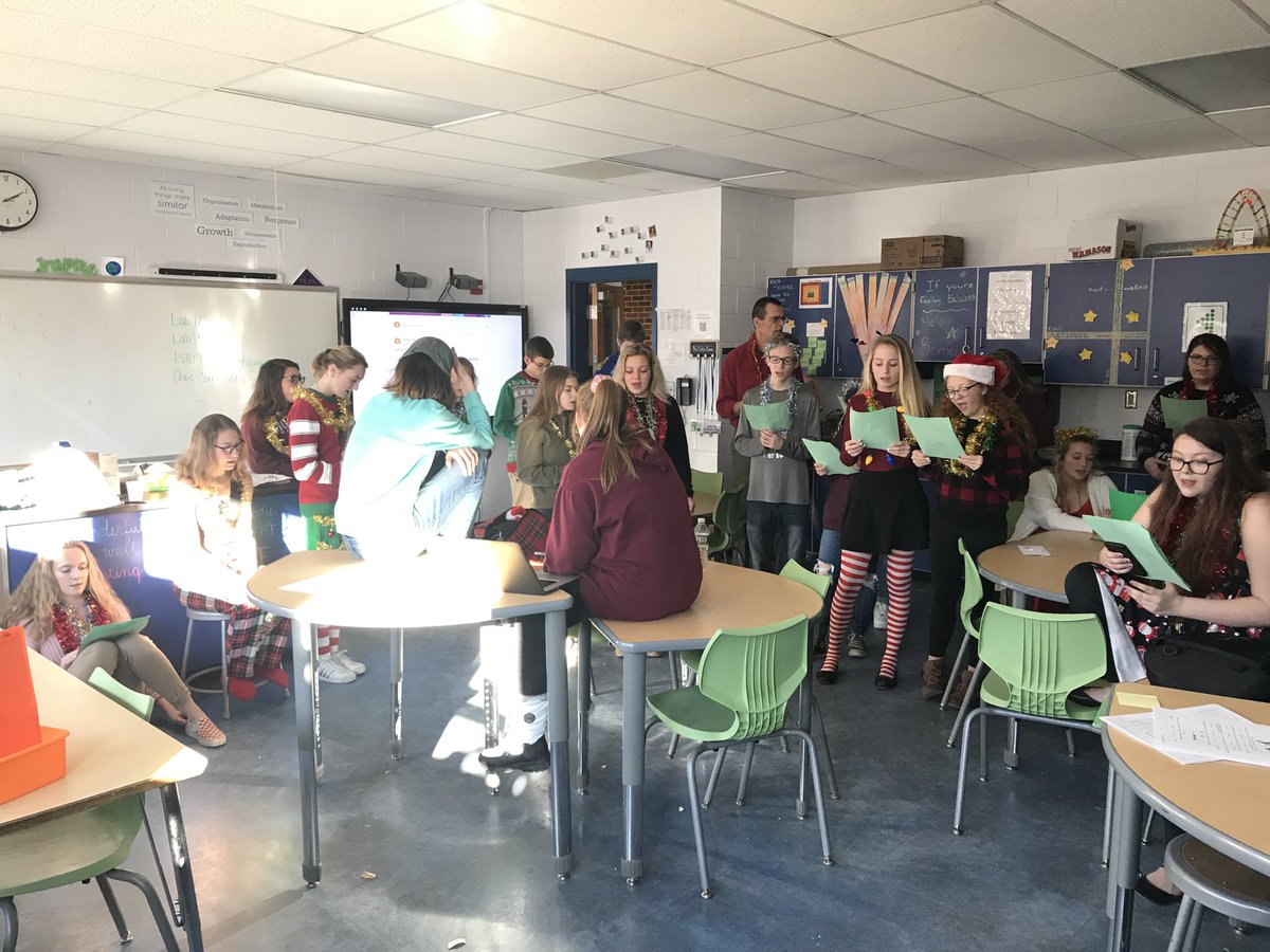 The Spanish Club came caroling this afternoon ... Feliz Navidad!