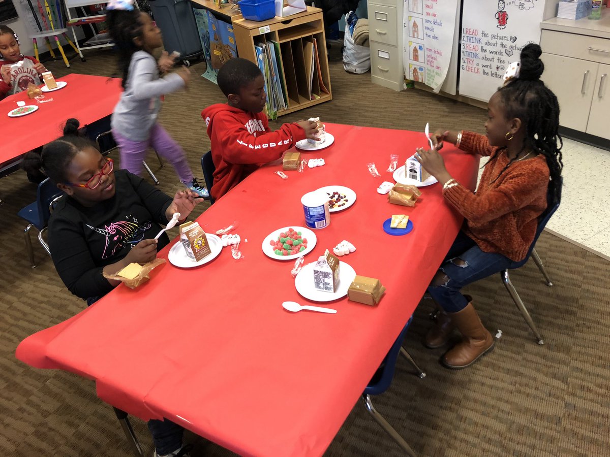 MrsKhatib's tweet photo. Wrapped up 2019 with designing cookies and gingerbread houses 🎄 https://t.co/zFqFHqmuwR