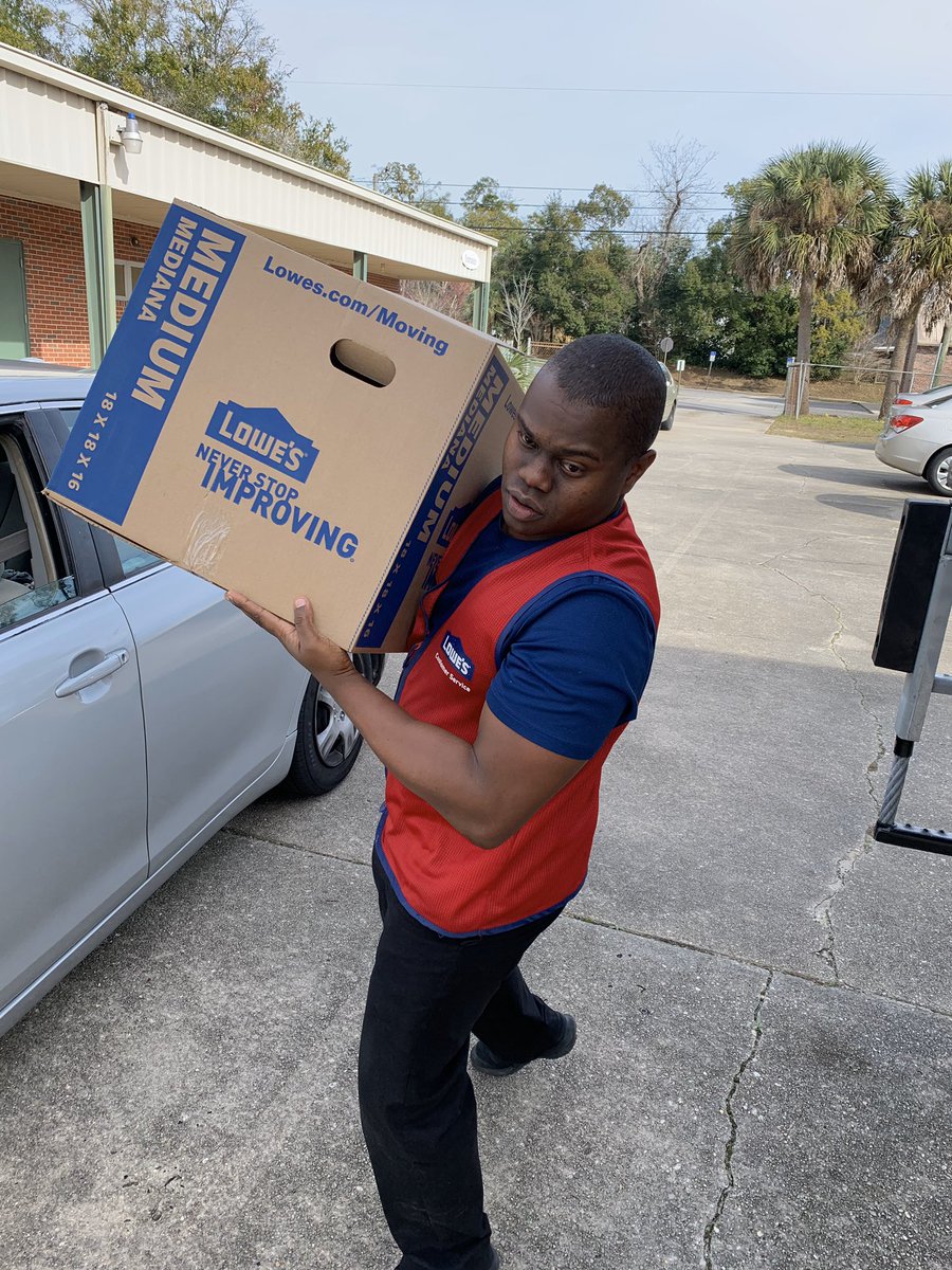 low_roberts's tweet photo. Delivering food and being able@to@serve the community. What a great honor @EWalkerLOW @CogdellJoel https://t.co/YE1nvyRf6n