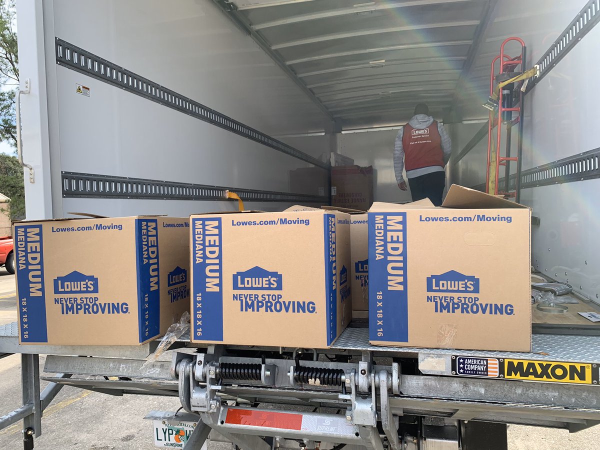 low_roberts's tweet photo. Delivering food and being able@to@serve the community. What a great honor @EWalkerLOW @CogdellJoel https://t.co/YE1nvyRf6n