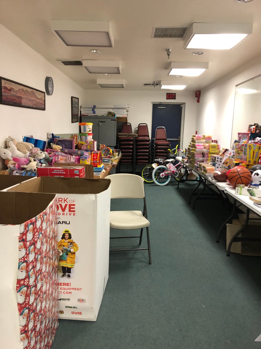 weshemet's tweet photo. Delivering a bit of happiness to our families on this holiday season! 🎄🎁 HUGE Thank you! to the Riverside County Fire Dept. Station 34 for making time this morning to deliver toys and food baskets! #HUSDPremier https://t.co/t1cMTFZhya