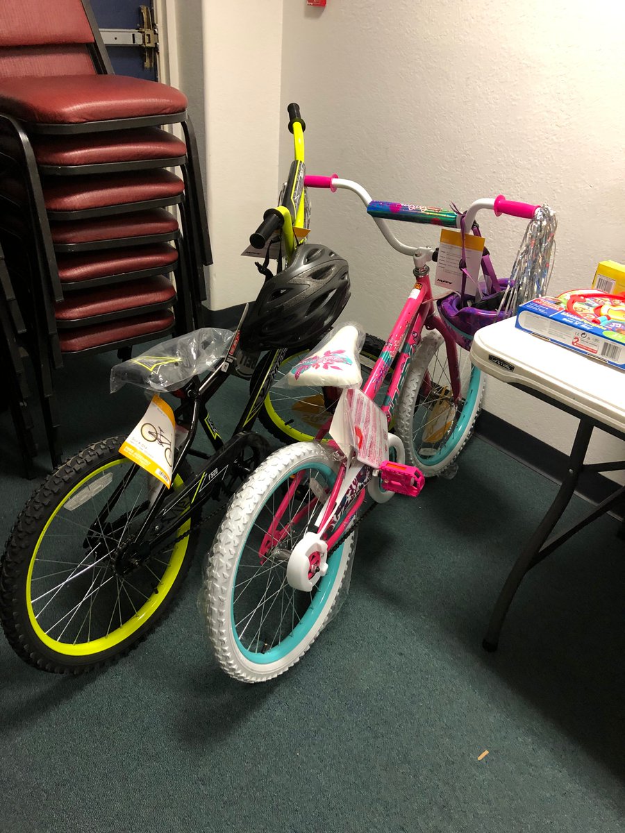 weshemet's tweet photo. Delivering a bit of happiness to our families on this holiday season! 🎄🎁 HUGE Thank you! to the Riverside County Fire Dept. Station 34 for making time this morning to deliver toys and food baskets! #HUSDPremier https://t.co/t1cMTFZhya