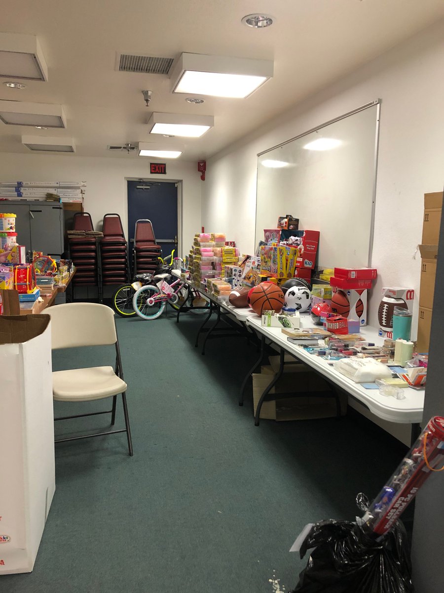 weshemet's tweet photo. Delivering a bit of happiness to our families on this holiday season! 🎄🎁 HUGE Thank you! to the Riverside County Fire Dept. Station 34 for making time this morning to deliver toys and food baskets! #HUSDPremier https://t.co/t1cMTFZhya