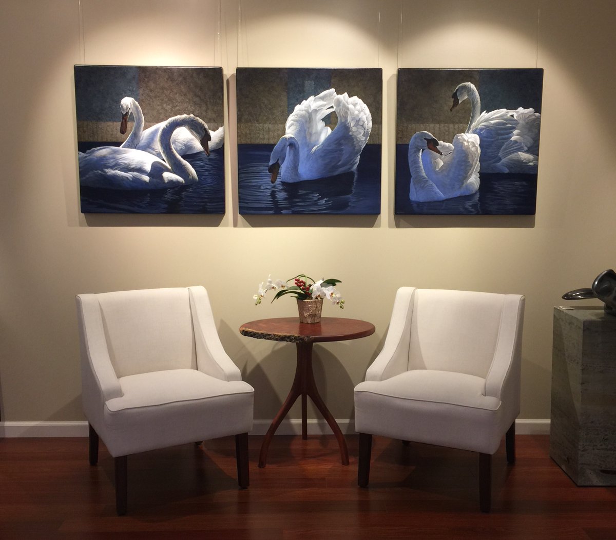 LoveColoredGems's tweet photo. How to make ur home home a showpiece of beauty?
STEP 1: Buy &amp; hang paintings by artist Claire Duncan.
DONE!
I look at these paintings &amp; I am so overwhelmed by their beauty...I have chills!
#beautiful #beautifulartwork #wildlifepaintings #swanpaintings #swans #wildlifeart https://t.co/SeQC69iDCw