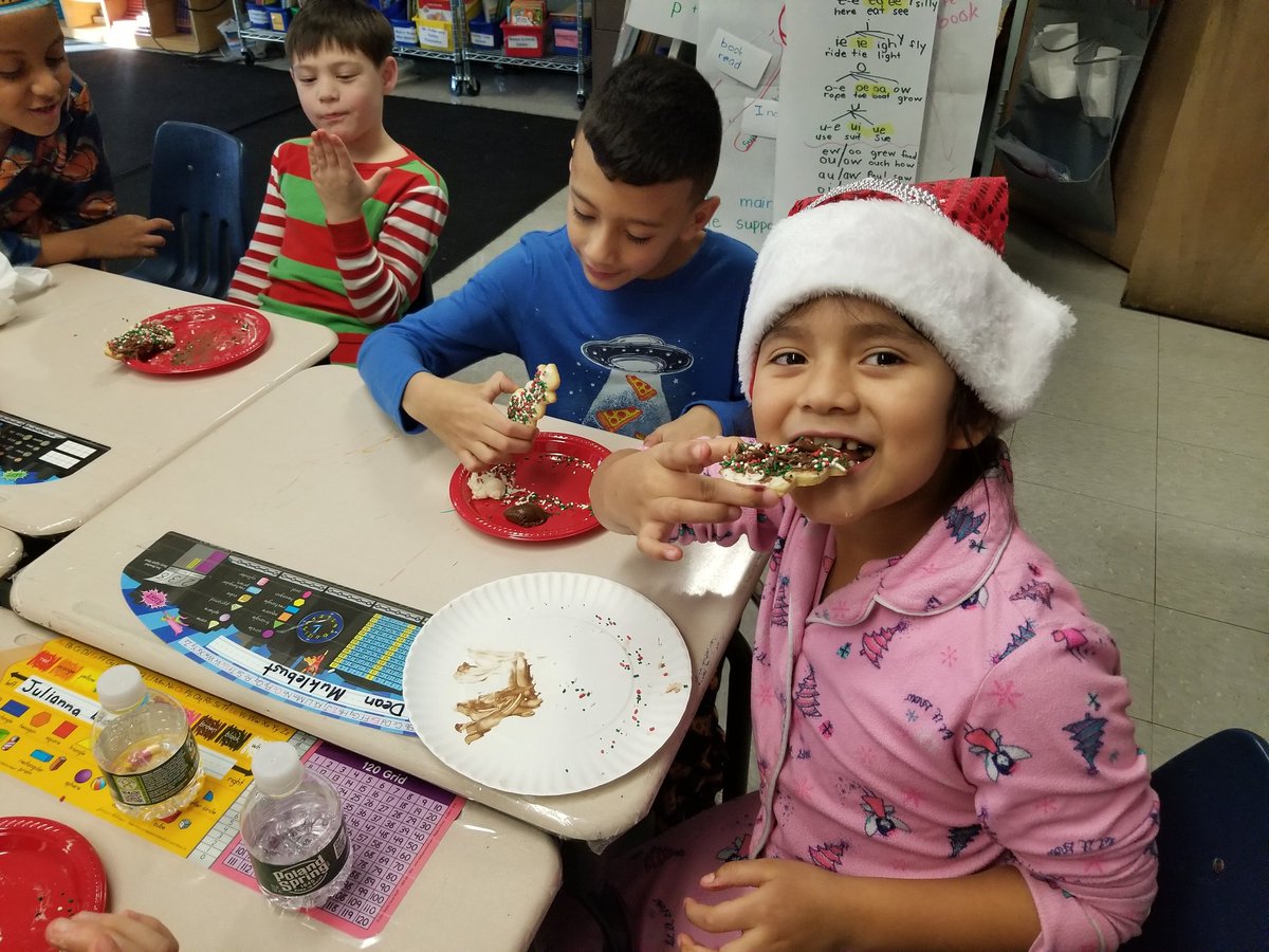 MrsShivak's tweet photo. Fun day at Fifth Avenue-- decorating and eating cookies  on Pajama Day. #@5thAveSchool https://t.co/0RuPYderQ9