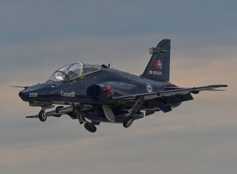 BaehawkVolkan's tweet photo. RCAF CT-155 Hawk doing touch and goes before the 2019 Duluth AirExpo. @duluthairshow #RCAF #CT155Hawk #ct155 #royalcanadianairforce #baehawk https://t.co/hJ2b6lasoh