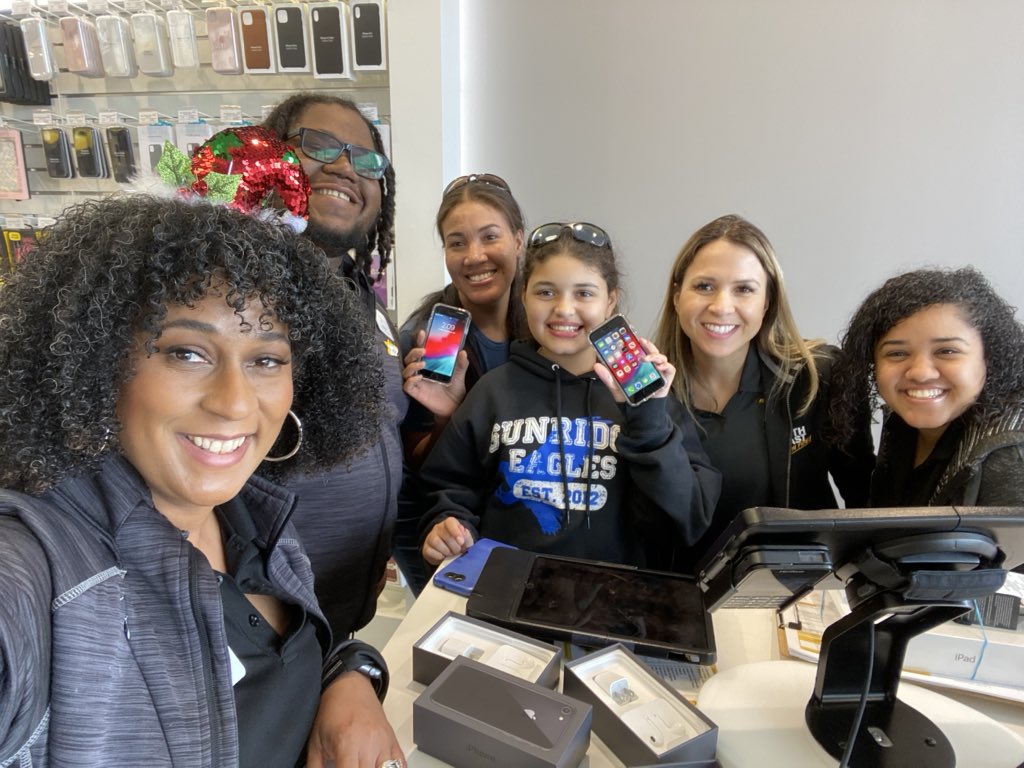 SprintStore2189's tweet photo. @SprintStore2189 welcomes you to the Sprint family 💛 Providing the #best customer service and #bestdeals in town. @JROSELL01 @andrewroberts91 https://t.co/5KYkvPAQXR