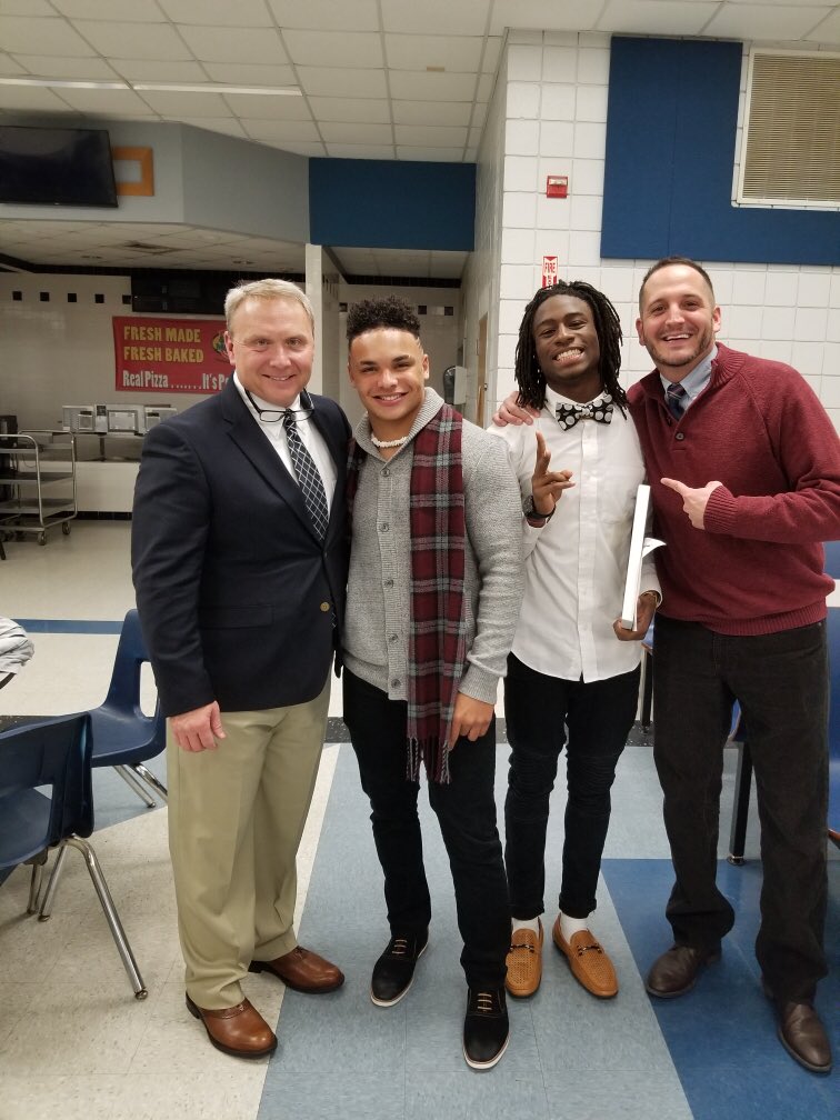 x_xsugababy23's tweet photo. Officially ended my high school football career at @ACougarfootball yesterday and couldn’t have had a better time. Thankful to receive offensive skill award, and proud of @OnlyOurFamilyJJ for winning the big golden helmet award. Thank you guys💯 https://t.co/FRH8S9GvHn