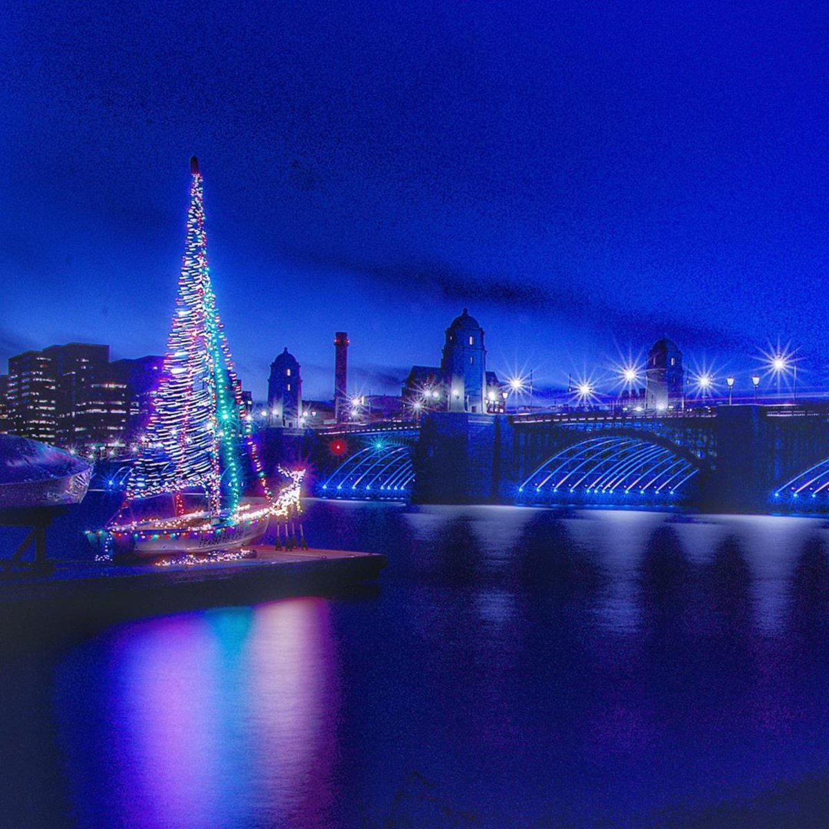 Catch a glimpse of a special reindeer at <a href="/SailCBI/">Community Boating</a> this weekend. Safe travels to all of you going near and far to see your loved ones these coming weeks! 

📸: photowalksbostontours on Instagram