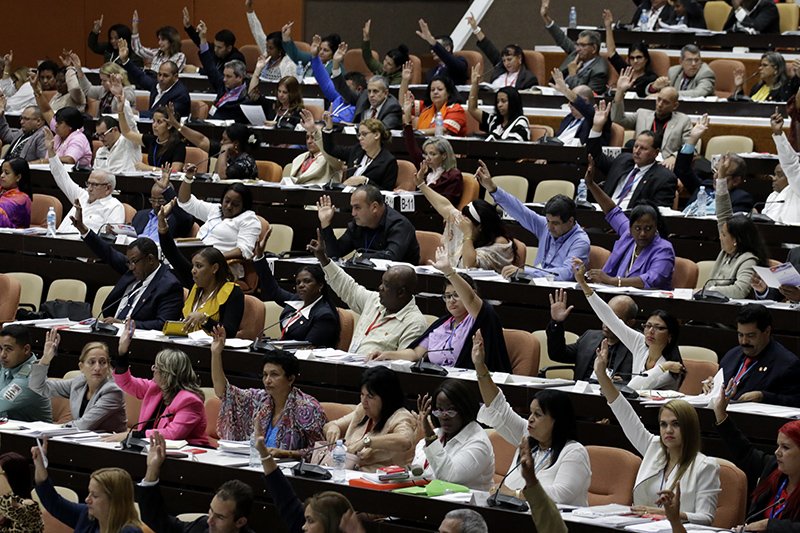 PresidenteFEUCI's tweet photo. Los diputados aprobaron, levantando la mano, la Ley de Organización y Funcionamiento de las Asambleas Municipales del Poder Popular y de los Consejos Populares. https://t.co/Ug8U4ufUMK