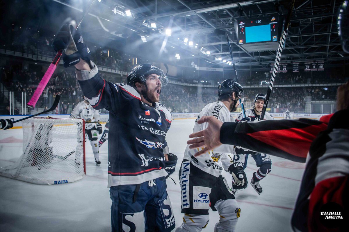 LaDalleAngevOFF's tweet photo. 😃 - Victoire des @DucsdAngers 🏒 ! Chamonix repart de l’#IceParc avec cinq buts dans les valises. 5-1 pour nos Dalleux. 💥

#SportAngers #LaDalleAngevine 👊 https://t.co/oNAgnhZpcn