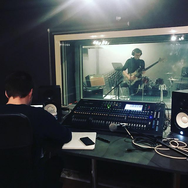 TouchyComa's tweet photo. Live in Studio! https://t.co/7FcBqJ64Bx https://t.co/MwI8FfwzTJ