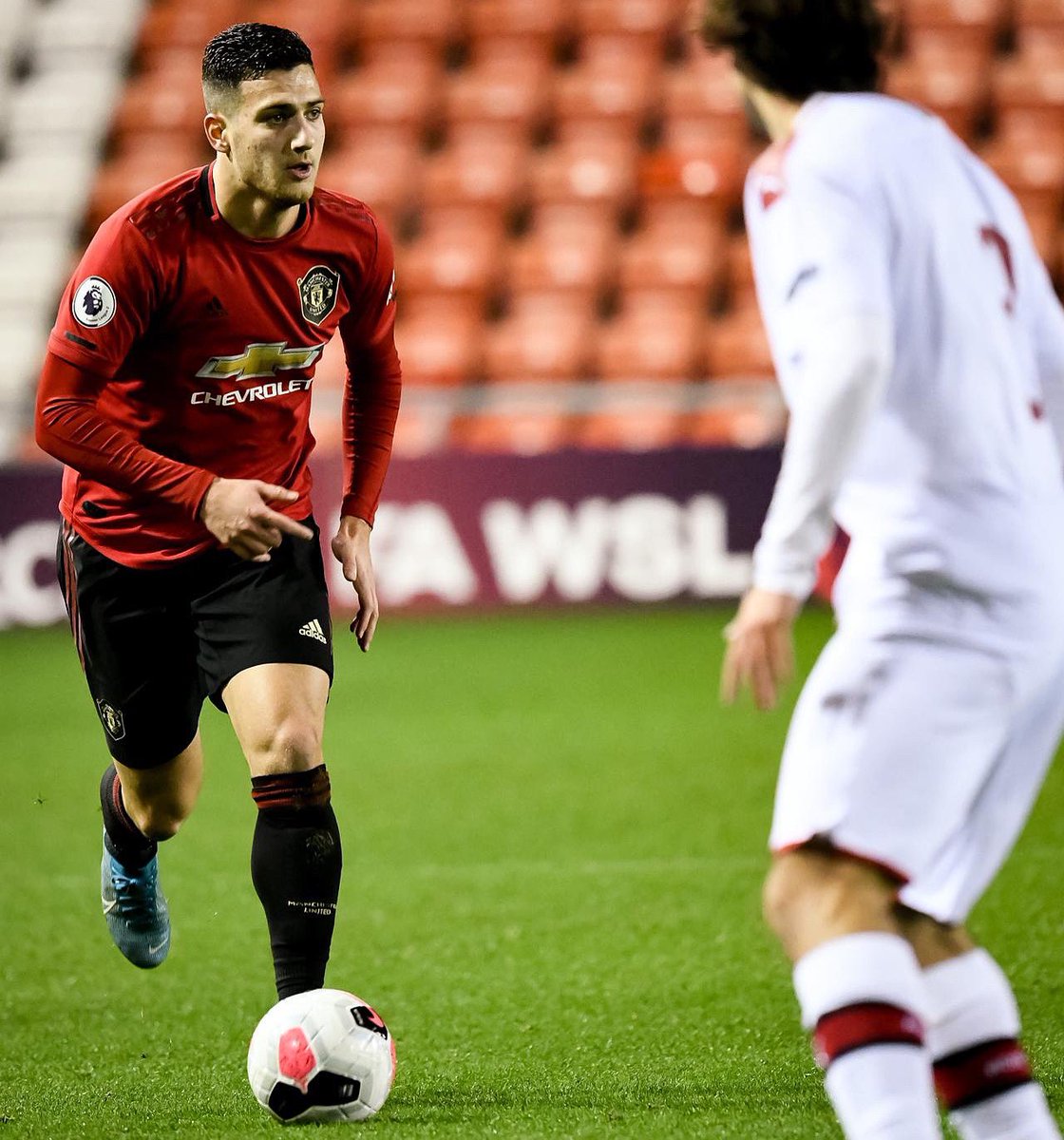 DalotDiogo's tweet photo. Getting ready for what’s coming 💪🏻 Missed wearing this shirt on the pitch ❤️@ManUtd https://t.co/jEL4QoNPzJ