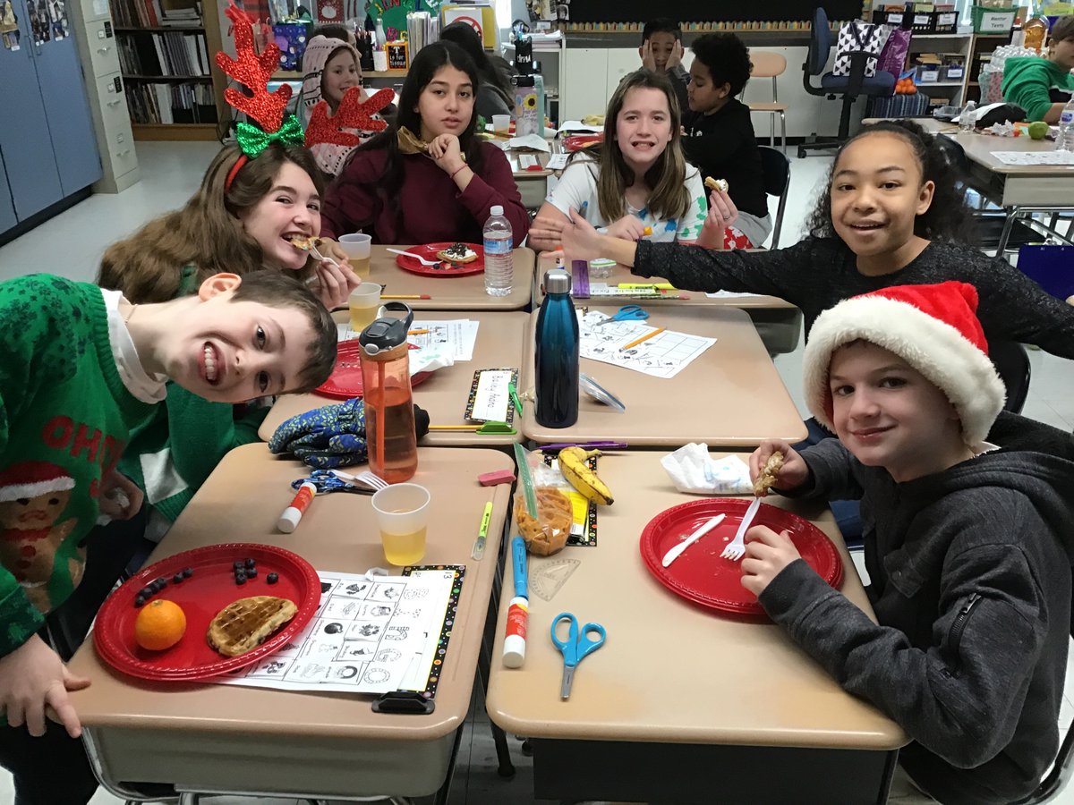 MrsZidek's tweet photo. Happy holidays to all, and to all of PES, a restful vacation! From Room 311 https://t.co/IcjpMELY5B