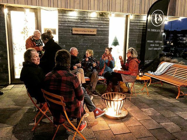 chocolateshopnl's tweet photo. Vandaag was awesome!! 🎄👯♀️ 🎀Nog maar een paar dagen tot kerst, zaterdag zijn wij gewoon weer up and running vanaf 9.00 uur. Tot morgen! #dechocoladewinkel #directtrade #echtechocolade #realchocolate #beantobar #frombeantobar #thechocolateshopnl #denhaag… https://t.co/Syrh5OdUcZ https://t.co/SWChNJuJ4N