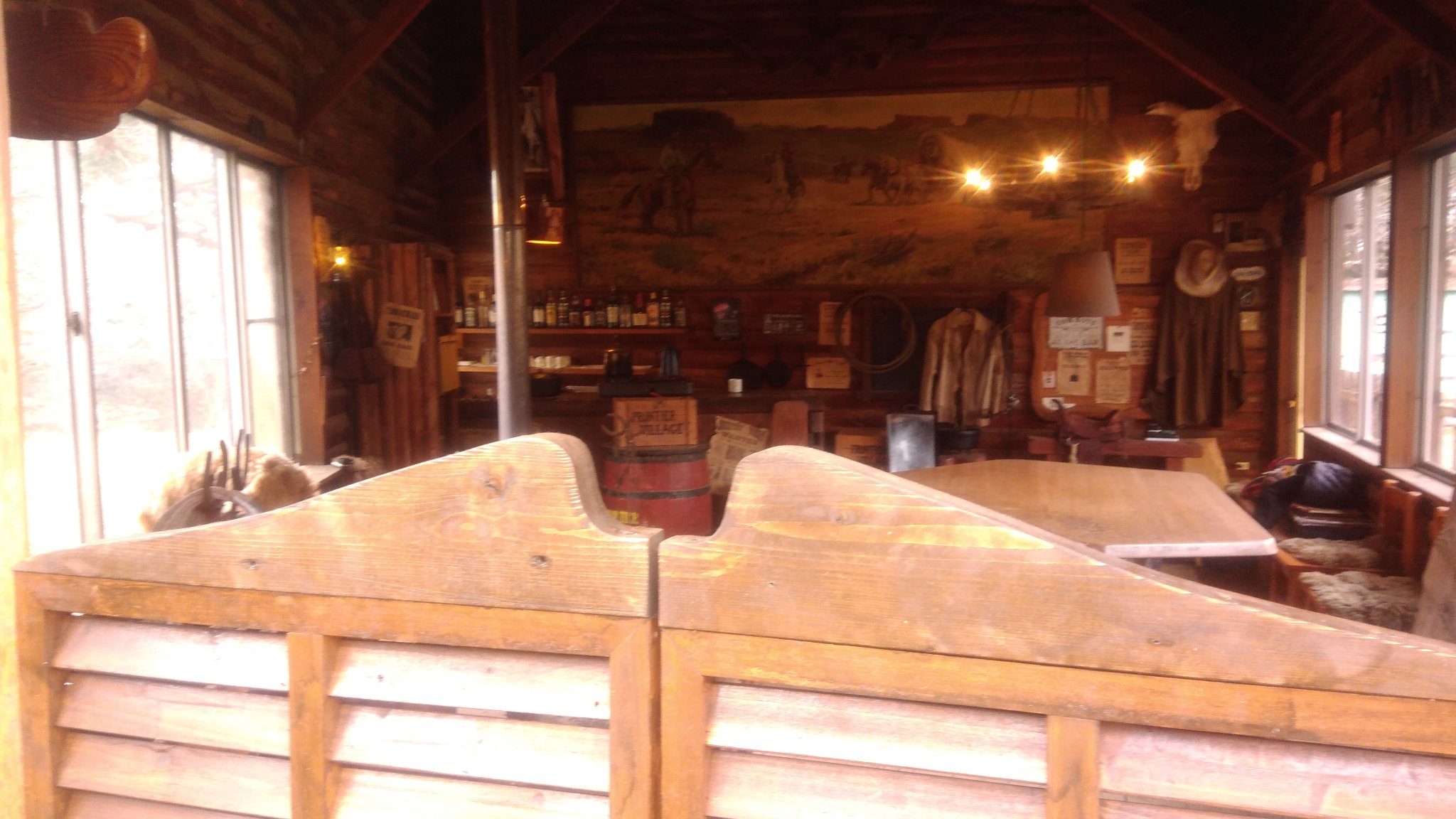 フロンティア 西部劇のドアを先週とは違う所にお引っ越し もちろんスイングドアとして可動するから動画撮影にも使えます バイク雑誌とアパレルのコラボでの撮影が決まってるから早速使ってもらおう フロンティアビレッジ 西部劇酒場 ウェスタンドア