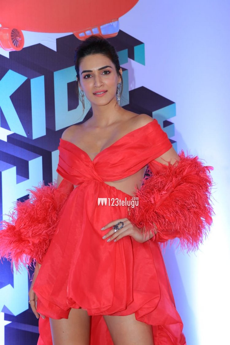 KritiAdmirers's tweet photo. Kriti Sanon at #KidsChoiceAwards2019 https://t.co/O7bCUfkBag
