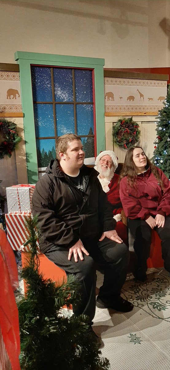 AnGccp's tweet photo. #nevertooold #santaclaus #PNCFestivalOfLights #cincyzoopic https://t.co/VUcHrHsJva